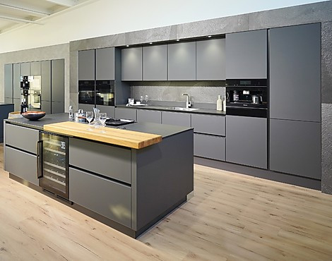 HIGH-END-GERÄTE: 5! Kochzonen mit dezent integrierter Absaugung. Teppan/Grill. XXL-Combidampfgarer & Pyrolyse-Backofen mit Klimagaren, beide mit Kernthermometer. Kaffeeautomat mit Festwasseroption. Wärmeschublade. 0°Zone, Gefrierschrank & Weinkühler! - X2 GLASLINE MATT LAVA. Sehr elegante & überragend ausgestattete LUXUSKÜCHE, die keine Wünsche offen lässt! Edle Mattglas-Fronten. Arbeitsplatten in Nero Assoluto geflammt & gebürstet. Theke in Eiche geschliffen & geölt. Viele Auszüge & liebevolle Details!