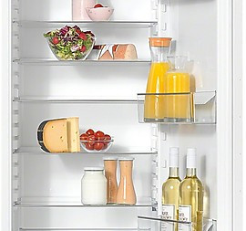 Einbau-Kühlschrank mit LED-Beleuchtung und ComfortClean für leichte Reinigung und mehr Komfort.