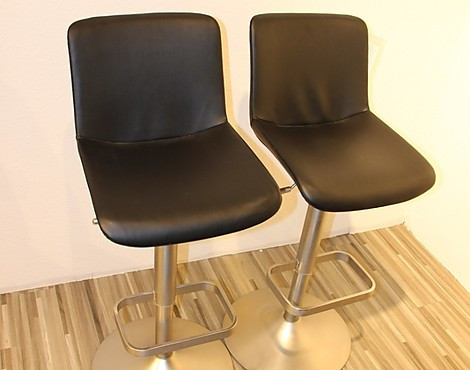 Gepolsterte Tresenhocker in schwarz, höhenverstellbar und mit Fußablage - Barhocker