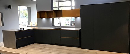 Grifflose moderne L-Küche mit gelben Oberschränken