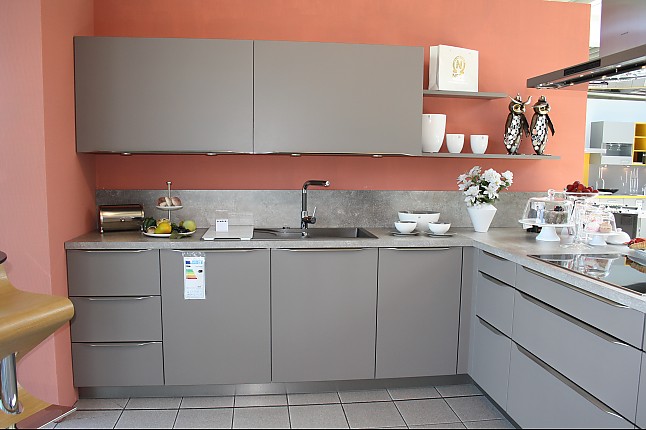 Häcker-Musterküche Moderne basaltgraue L-Küche mit Theke und