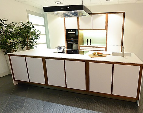 Musterküche-Abverkauf - Moderne Inselküche in außergewöhnlichem Nussbaumrahmen eingefasst