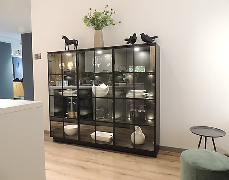 2107 - Küche der Woche, jetzt zugreifen. Inselküche Landhaus mit Vitrine und Sitzplatz