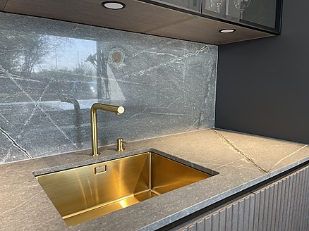 Naturstein Quarzite Atlantic Lava Stone mit Nivito Unterbauspüle und Armatur in Messingfarben gebürste