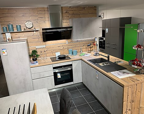 L- Küche grifflos mit Theke - ELB Beton quarzgrau Dekor