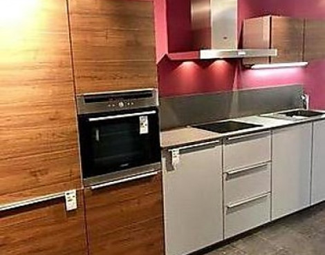 Nolte Küchenzeile Artwood Nußbaum Royal kombiniert mit Feel grau. Designküche mit extra hoher Arbeitshöhe, Design-Arbeitsplatte und hochwertigen Aufsatzgriffen - A19 Artwood Nußbaum Royal kombiniert mit F17 Feel grau