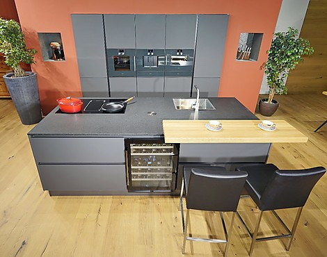 HIGH-END-TECHNIK: Riesiges Kochfeld mit Lüfter (+ Besteckschublade!), Pyrolyse-Backofen mit 300° Backstein für perfekte Pizza, neuester Kombidampfgarer (beide mit Kernthermometer), 0°Zone, Gefrierschrank, Weinkühler, Kaffeeautomat, Wärmeschubladen... - ELEGANTE INSELKÜCHE IN GLASLINE MATT LAVASCHWARZ MIT LUXUS-VOLLAUSSTATTUNG. Große Insel mit Kochfeld und Spüle + Schrankwand mit Top-Geräten. Hochwertige Materialien: geflammter Naturstein, Theke und Besteckeinsätze in Eiche, wunderschöne Mattglasfronten!