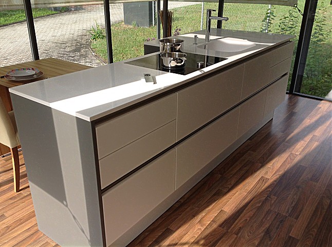 Signia musterküche moderne grifflose küche mit insel in weiÃ/grau ...