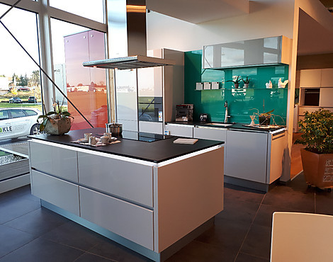 Moderne Küche in Echtlack Seidengrau mit Dekton Sirius - 555 Xeno X1 9555