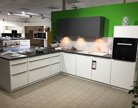 Moderne Störmer Küche mit Glasfront in Snow white glänzend und Nero grau satiniert inklusive Geräten - Calais R6910 in 219 Snow white glänzend und 207 Nero grau satiniert