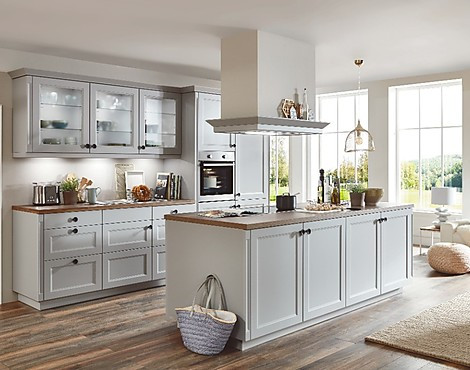 Besonders schöne Landhausküche + Insellösung mit Landhauskamin und XL Höhe - Cascada jetzt nur 7.998,-€