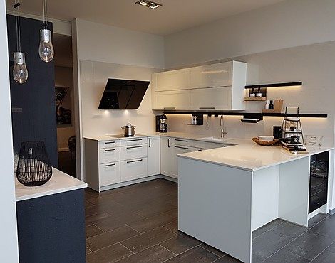 Moderne Küche in U-Form in weiß mit separater Gerätehochschrank-Zeile in Vulkaneiche - Inpura AV 5040 weiß Hochglanz Lack und AV 6084 Vulkaneiche geprägt
