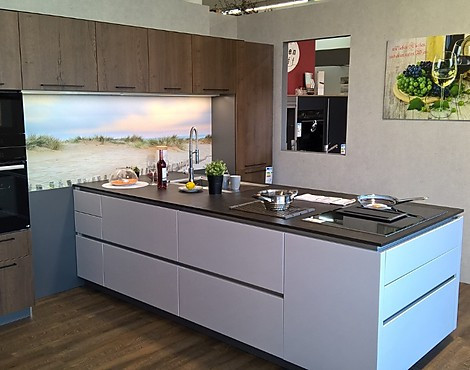 moderne grifflose-Küche mit angesetzter Funktions-Insel - AV 4030 satin Hochglanz Lack
