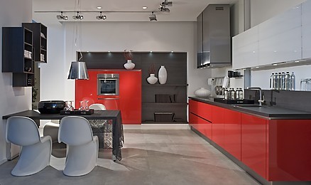 Rote Hochglanzküche im Küchenstudio Die Küche Luchtefeld in Warendorf Moderne, rote Küche