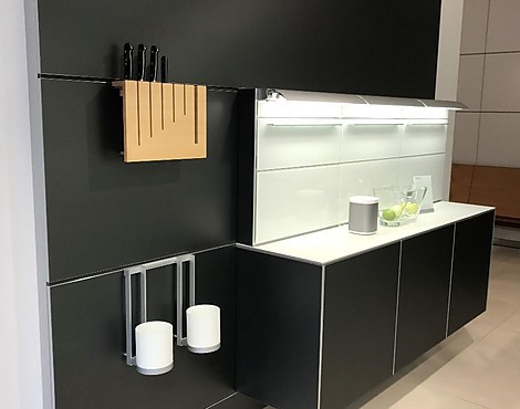 bulthaup b3 Wandpaneel mit Sideboard wandhängend und Funktionsboxen - Front Aluminium grau