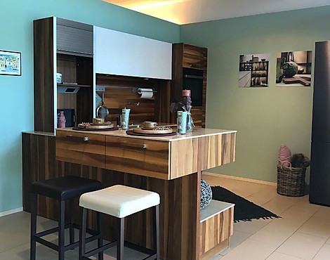 Außergewöhnliche Landhausküche aus Massivholz, inkl. Einbaugeräte - Lugano Nuss geölt und gewachst