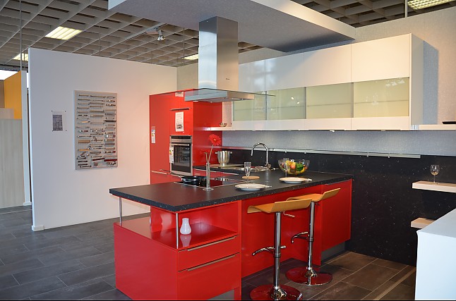 Häcker musterküche sehr moderne küchen t in weià / rot ... Schlafzimmer betten leder