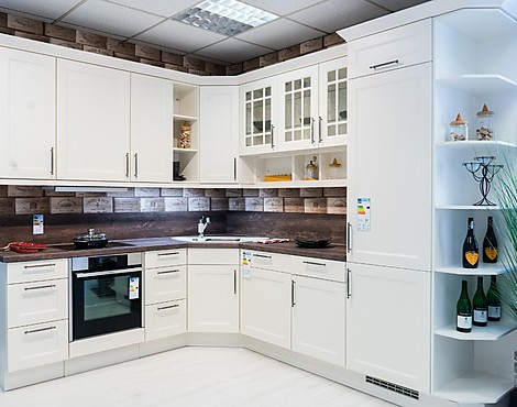 LANDHAUSKÜCHE, L-FORM MIT ABGESCHRÄGTER SPÜLE I INKL. MARKENGERÄTE - MODELL 977 CHALET I MAGNOLIA MATT