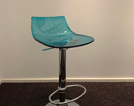 Auffälliger Barhocker bringt leuchtende Farbe in die Bar/Küche - Höhenverstellbar - in Acryl blau - Preise reduziert!/H - NABER Sitzmöbel Dizzy H
