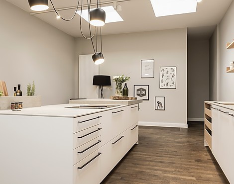 SieMatic URBAN Musterküche in Lack matt mit Echtholz Regalen und Keramikarbeitsplatte - SieMatic URBAN