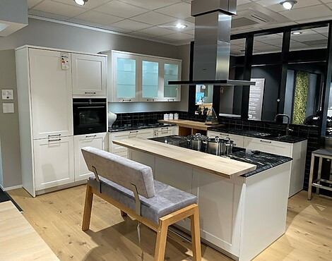 Häcker Küche AV 5007 Weiß Mattlack im modernen Landhausstil - AV 5007 weiß Mattlack