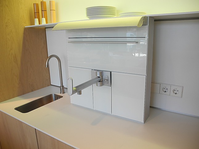 bulthaup-Musterküche bulthaup Funktionsbox mit Mischbatterie ... bulthaup-Musterküche bulthaup Funktionsbox mit Mischbatterie ...