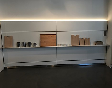 schlichte Wandgestaltung mit sehr dünnem Wandbord - Bulthaup b3 Paneelwand in Kunststoff alpinweiß