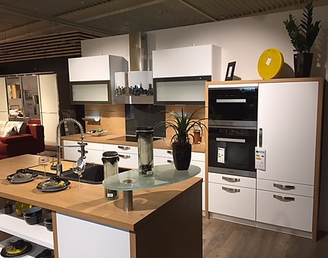 Moderne Insellösung in Mattlack - MORA Kristallweiß Mattlack