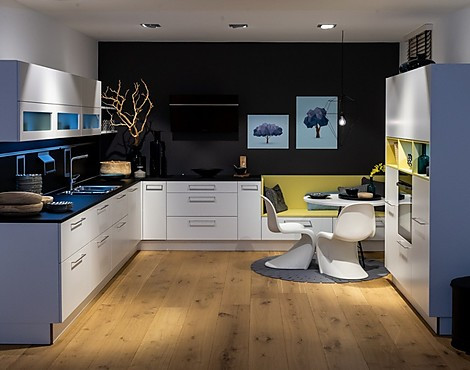 elegante moderne Lack Küche mit Fronten in Weiß und Sitzgelegenheit - U Küche Weiß softmatt