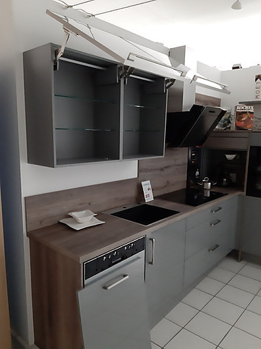 Nobilia-Musterküche L-Küche 300 x 185 in Hochglanzlack ohne Geräte