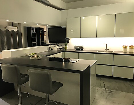 ALNO ArtPro Framet (grifflos)Fronten : ESG Glas-Fronten mit Rahmen schwarzmattFrontfarbe: hellgrau kombi9niert mit Grafit metallic - Alno Art Pro Framet