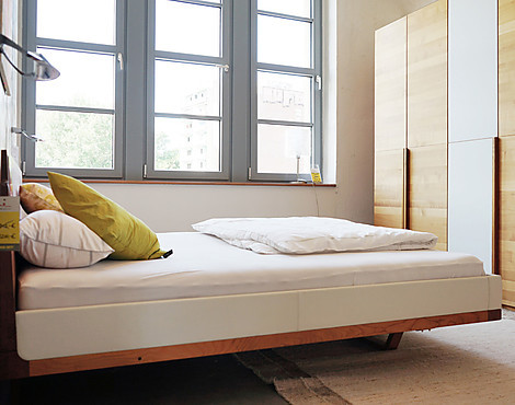 Massivholz Bett und Schrank fürs Schlafzimmer - Riletto Bett und Lunetto Schrank, Kirchbaum