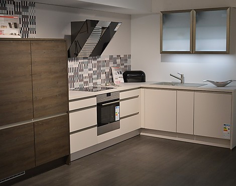 Schöne L-Küche von Nobilia in der Farbkombination Seidengrau und Gladstone Oak - Touch
