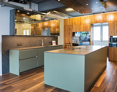 The Gatsby meets Old Oak im Zusammenspiel mit V-ZUG, Gaggenau, Liebherr, Novy und Dekton - E 02-C/E 04-FS