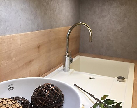 Schlichte kleine Küche in Magnolie mit Essecke und kleiner Küchenbank / H / Nochmals stark reduziert - Wir brauchen Platz! - KMB 360 Magnolie matt + KMB 362 Eiche Cornwall Matex / H