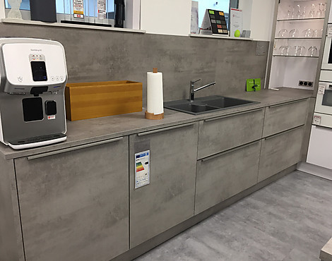 Modern elegante NOLTE Küche mit Insel und Theke (BKj5) - NOLTE LUX Arcticweiß Hochglanz kombiniert mit Beton-Optik