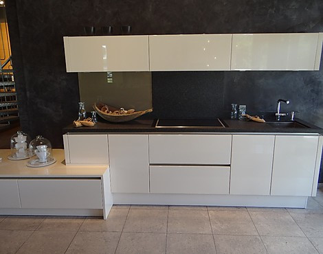 Helle Zeile trifft dunkle Platte - AV 4030 GL magnolie