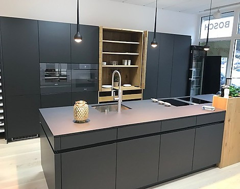 moderne LEICHT-Küche Carbongrau matt mit Echtholz-Elementen in Alpineiche Natur - BONDI / VALAIS Carbongrau matt