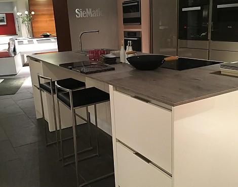 SieMatic Musterküche S 2 similaque magnolia hochglänzend - SieMatic S3 similaque magnolia und trüffelgrau Hochglanz