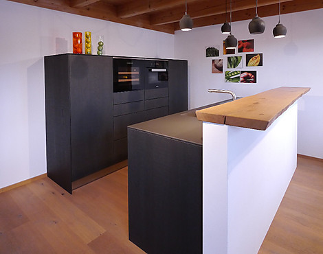 stilvolle Küche in Eiche schwarzbraun sägerauh mit Arbeitsplatte Laminat Anthrazit MK 31 PoG - b3 EIVS Eiche structur schwarzbraun sägerauh LAL 2 DA Anthrazit