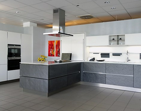 grifflose Design-Küche mit edlen Steinfurnier-Fronten und hochwertigen Siemens Geräten - AV 7030-GL Black Star mit weißer Quarzstein-Arbeitsplatte
