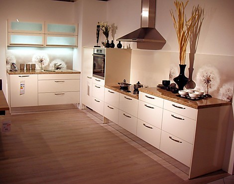moderne Küchenzeile mit Granit-Arbeitsplatte, Motiv-Nischenrückwand und Hochglanzfront - C239 Laser brillant magnolie