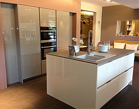 SieMatic Musterküche S2 SLG - Siematic S 2-SLG semigrifflos, simiLaque-Magnolie /achatgrau hochglänzend