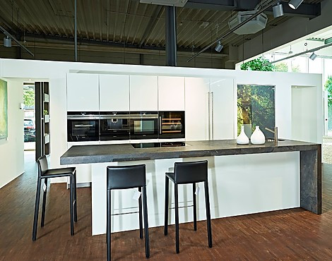 Weiße Design-Inselküche mit besondere Granitplatte - Slimline Hochglanz (Koje 5 KL)