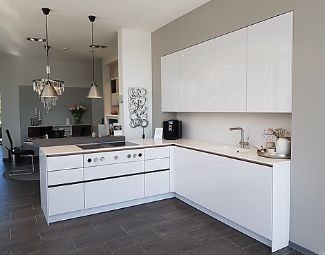 Moderne Inpura Küche in L-Form mit separatem Gerätehochschrank in polarweiß - Inpura AV 4030-GL polarweiß Hochglanz Lack