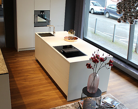 - Pure White meets Gaggenau Traumhafte Massivholz Auszüge aus Eiche, Kühl-/Gefrierkombination mit NoFrost und 0°C Zone! Flex-Induktionskochfeld mit Absaugung & Spülmaschine - Alternativ mit Dekton-Arbeitsplatte für 18.500,00 € - S187 by JB | Die Manufaktur