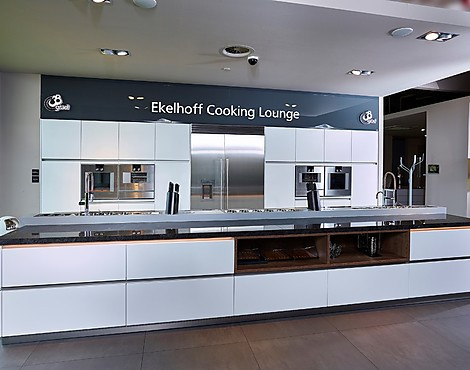 Große Funktionsküche (Ekelhoff Cooking Lounge) mit 14 Gaggenau Geräte - Biella Kristallweiß Satin (Koje 221 KL)