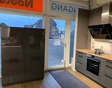 4800,-- € Stauraum durch XL Höhe im Lacklaminat in 300 cm + 120 cm Länge - Laser Brillant Lacklaminat graphit