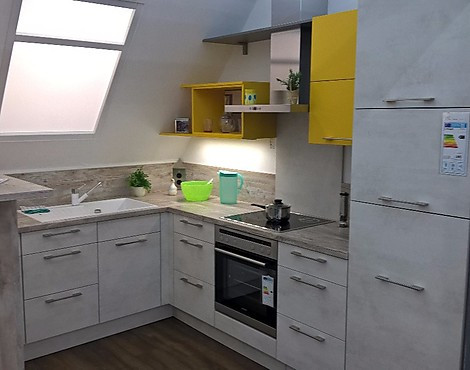 moderne Küche für Dachgeschoss Wohnung - Riva