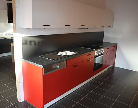 Moderne Pino Ausstellungsküche mit roter Front - Rotaro